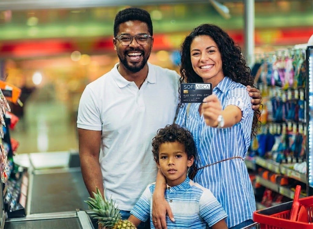 Família usando o cartão Sofiarca nas compras do dia a dia